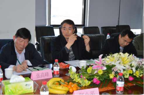 北京市工商聯(lián)佘運副主席(中)、張峰處長(左)，北京市統(tǒng)戰(zhàn)部曹杰處長(右)