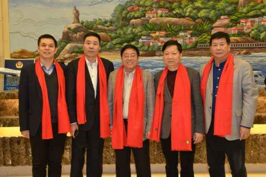 仟億達(dá)集團(tuán)董事長(zhǎng)鄭兩斌（左一）、陜西廈門(mén)商會(huì)會(huì)長(zhǎng)陳信雄（左二）、與廈門(mén)市人原副主任汪興裕（正中）、廈門(mén)駐京辦主任王飛（右二）廈門(mén)企業(yè)商會(huì)會(huì)長(zhǎng)蔣清林（右一）