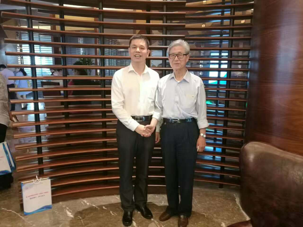 仟億達(dá)集團董事長鄭兩斌（左）與中國工程院院士顧國彪（右）