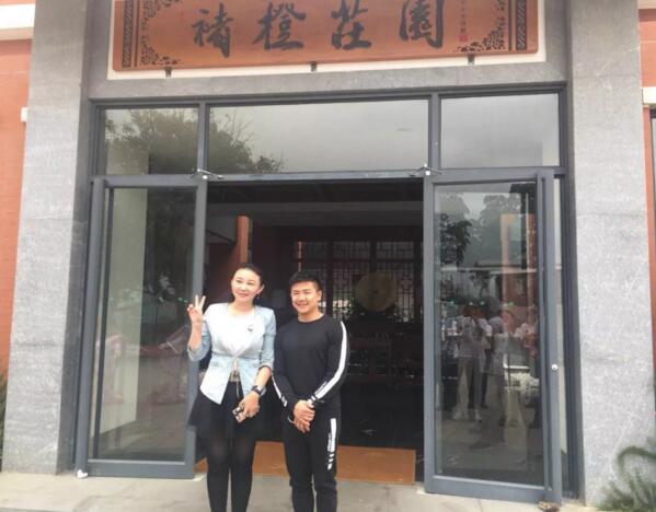 仟億達(dá)集團(tuán)總裁(左)與型動(dòng)體育始人、奧運(yùn)陳一冰(右)